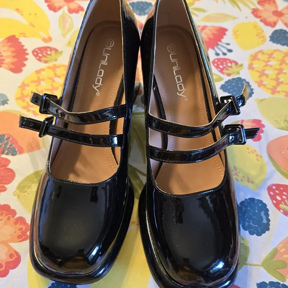 Black Patent Leather Mary Jane Shoes - Picture 1 of 8